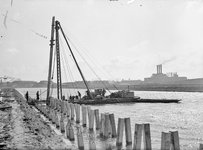 44435 Afbeelding van het inheien van bokpalen tijdens de aanleg van de loswal langs de Noordelijke Insteekhaven ...